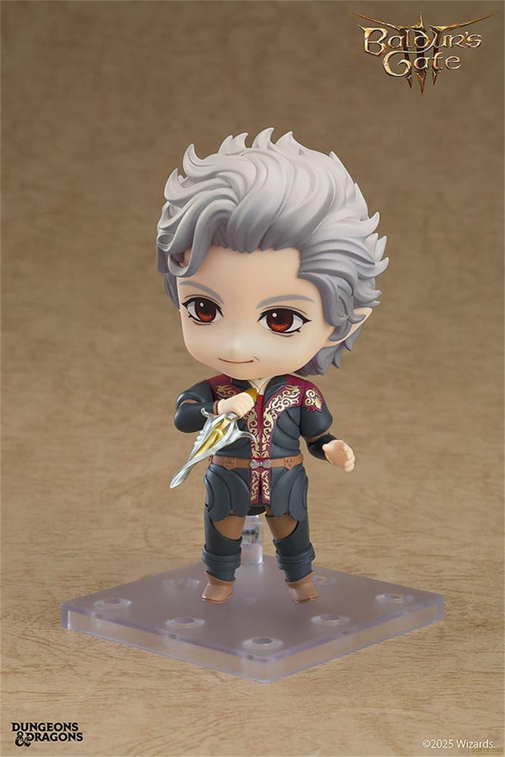 Chibi-Figur mit grauen Haaren und Schwert, trägt dunkle Kleidung mit roten Akzenten.