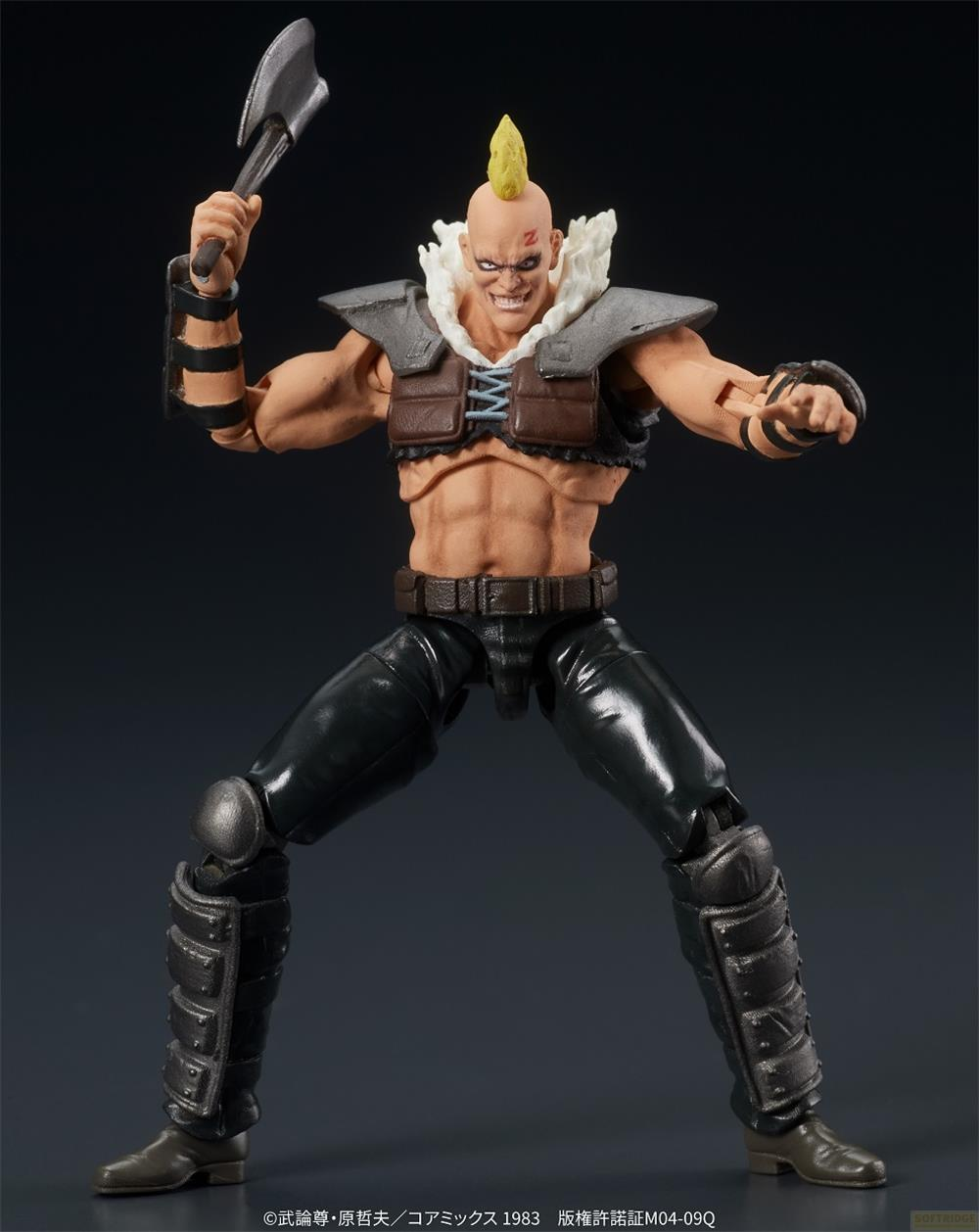 Un action figure con cresta mohawk gialla che tiene un'ascia.
