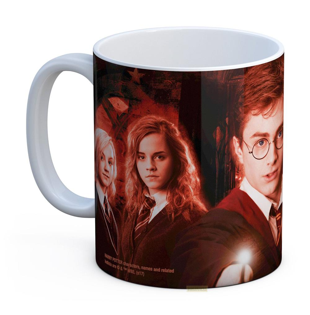 Una taza con Harry, Hermione y Luna con túnicas rojas.