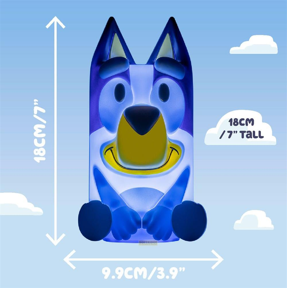 Podświetlana figurka Bluey, wysoka na 18 cm i szeroka na 9,9 cm.