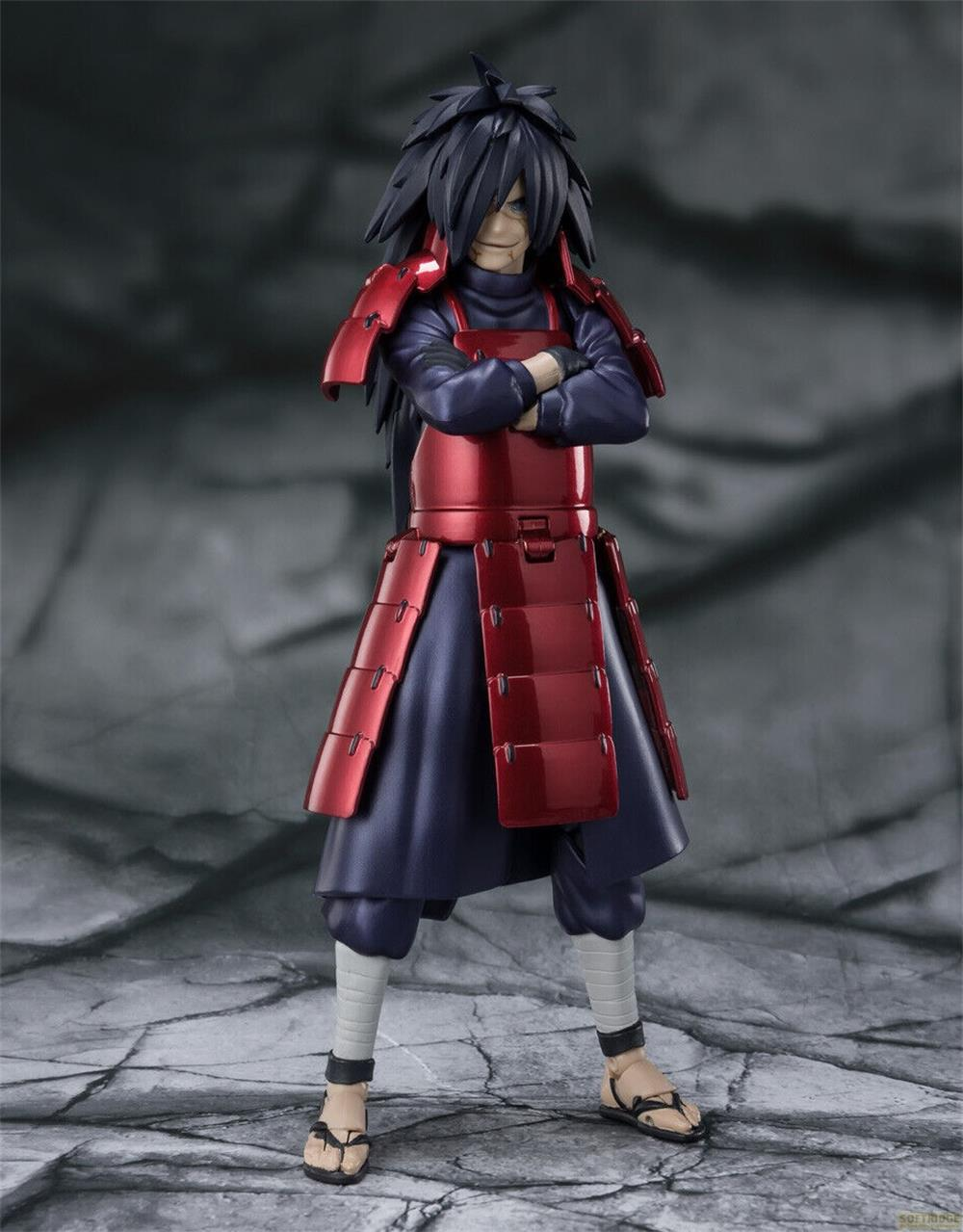 Action figure di uomo con capelli neri e armatura rossa, braccia conserte.