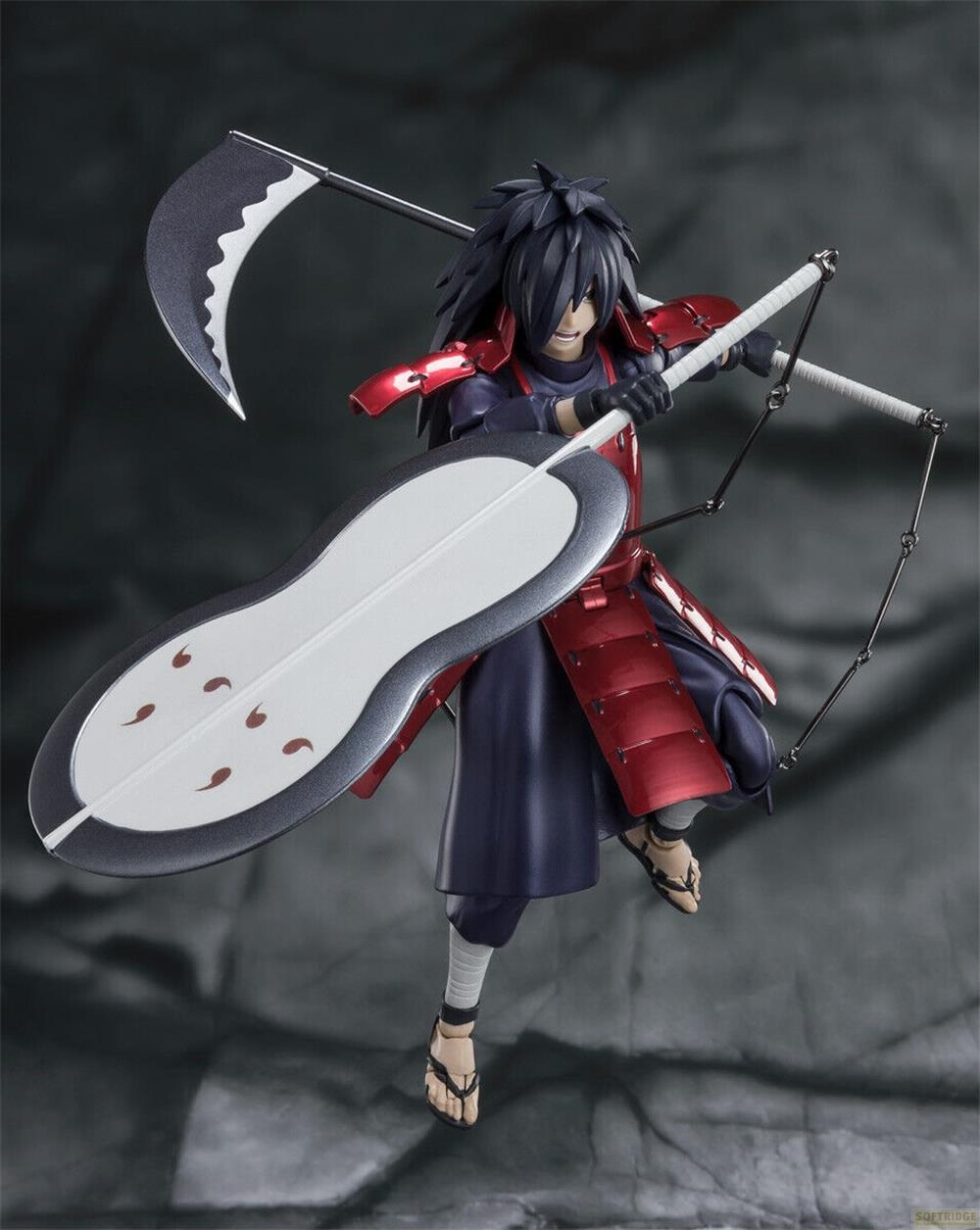 Figura di Madara con falce e scudo su sfondo scuro.