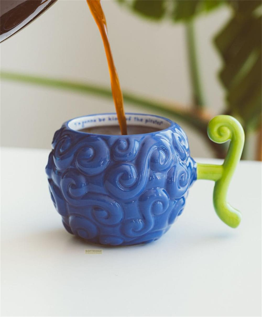 Café marrón se vierte en una taza azul de fruta del diablo con tallo verde.