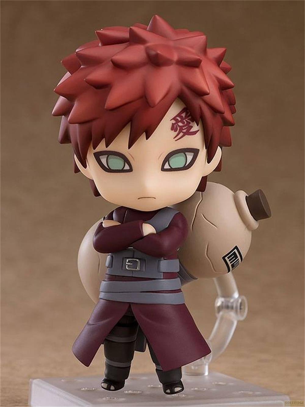 Statua chibi di Gaara con capelli rossi, zucca sulla schiena, vestito scuro.