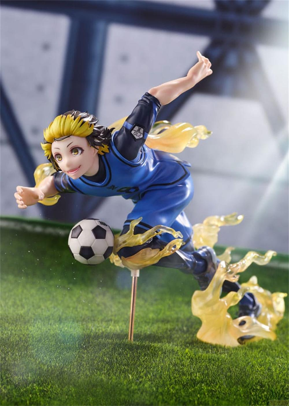 Una figura de un futbolista en acción con un balón sobre césped verde.