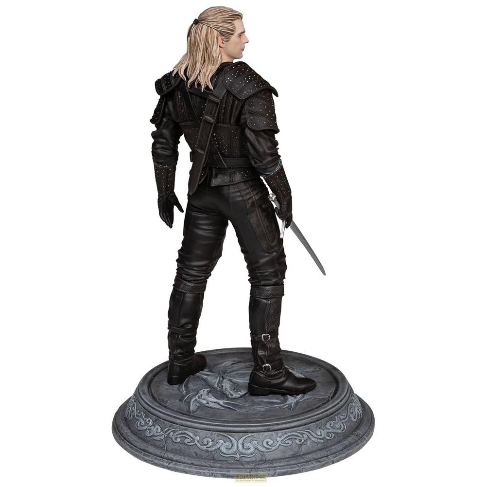 Una figura de Geralt de Rivia con armadura de cuero negro, sosteniendo una espada, sobre una base de piedra.