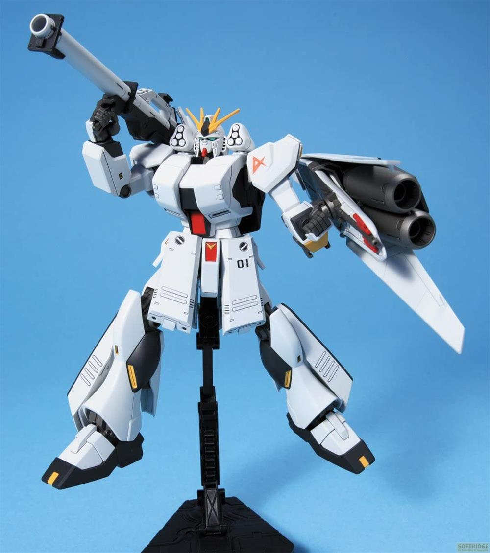 Un robot blanc avec un canon se tient sur un présentoir sur fond bleu.