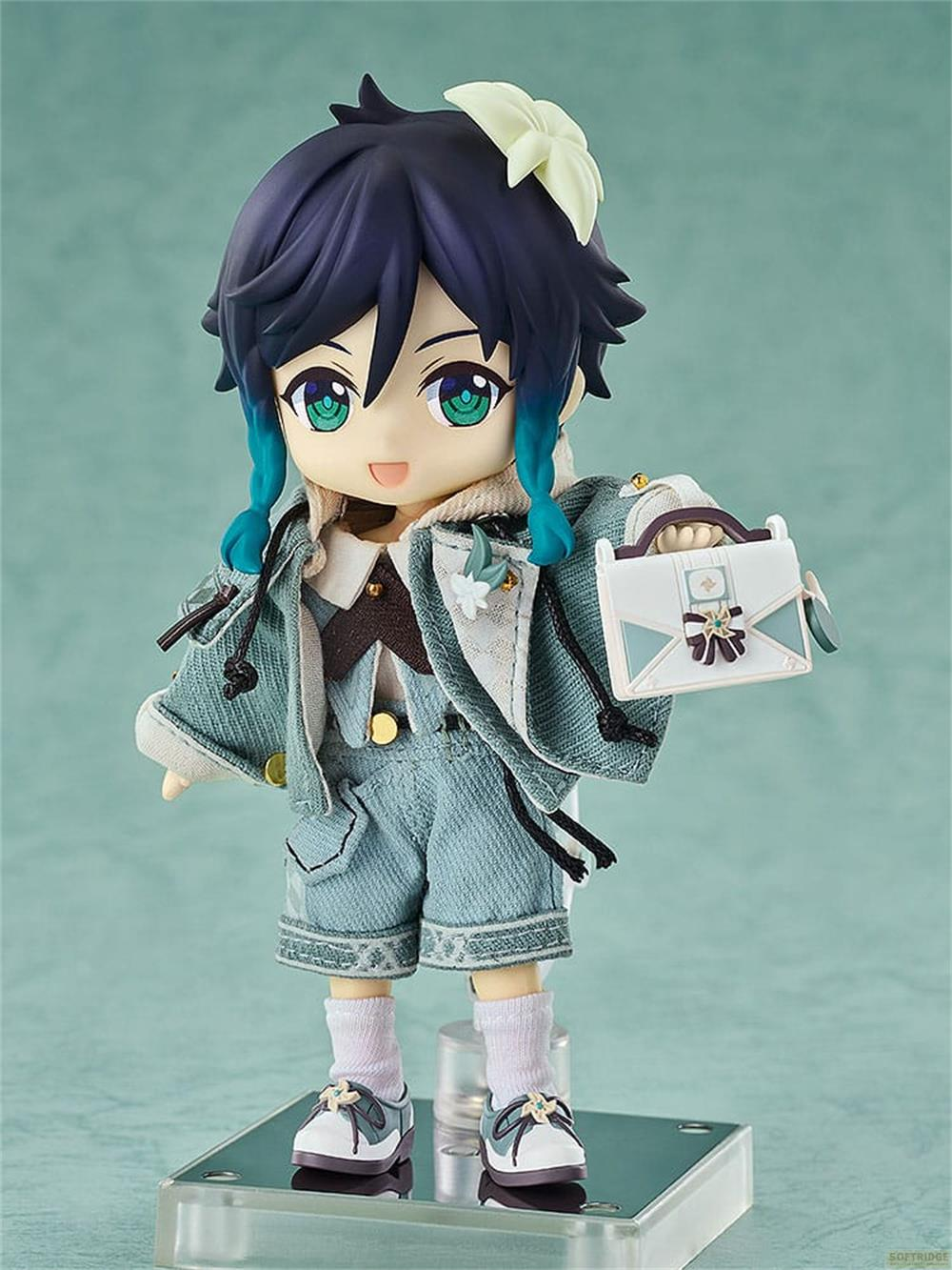 Una figura con capelli scuri, occhi verdi e accenti blu tiene una borsa bianca.