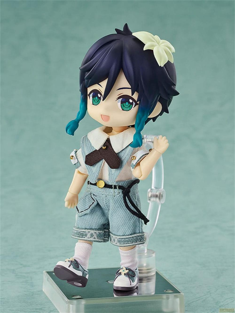 Una piccola figura con capelli scuri e accenti blu, indossa pantaloncini blu e camicia bianca.