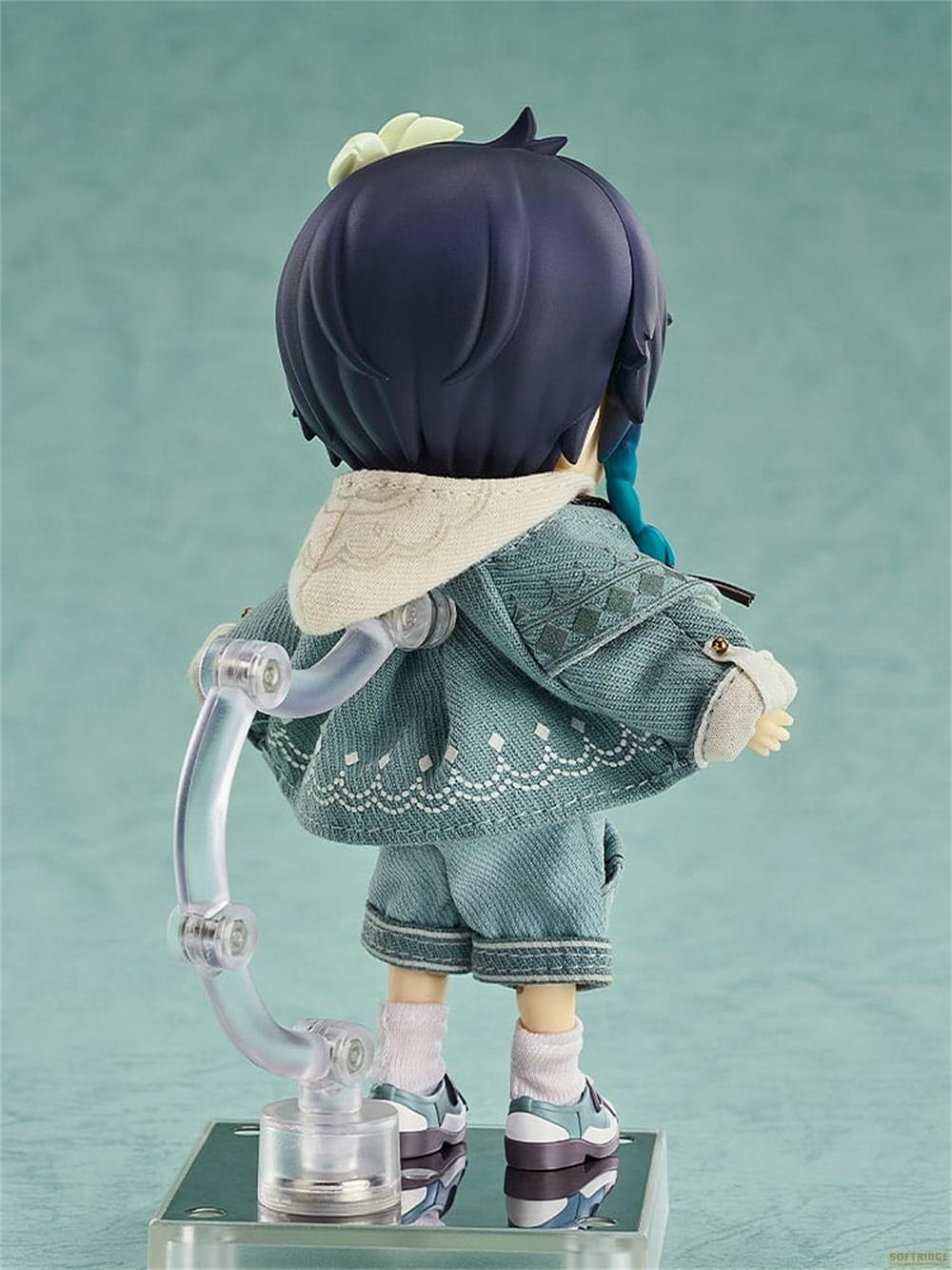 Una figura con capelli scuri, outfit blu, calzini e scarpe bianche, su un supporto.