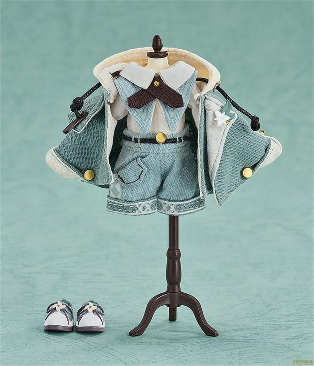 Completo da bambola con mantella verde menta, camicia bianca, pantaloncini blu e scarpe.