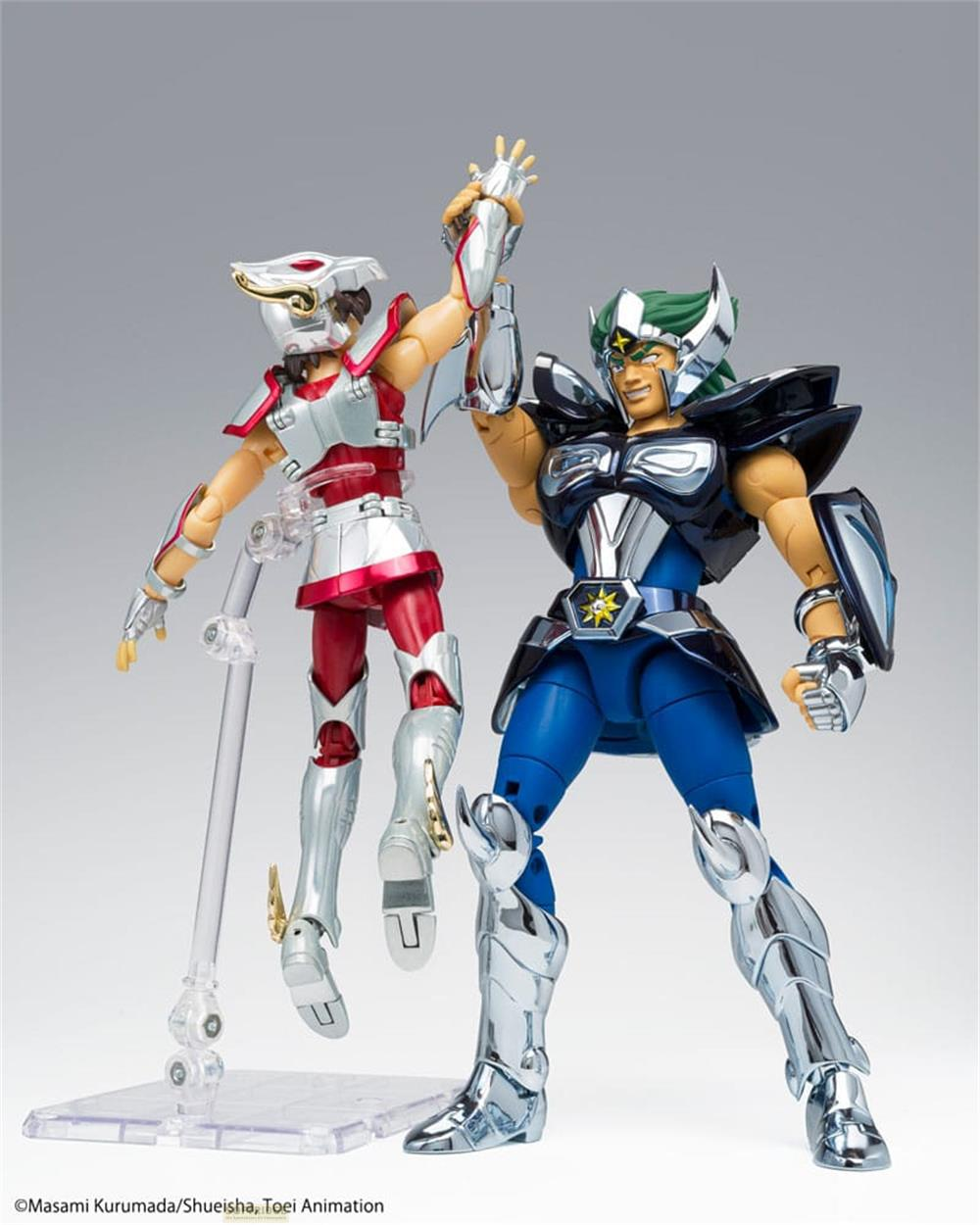 Due action figure corazzate stanno fianco a fianco, una in rosso e argento, l'altra in blu e nero.