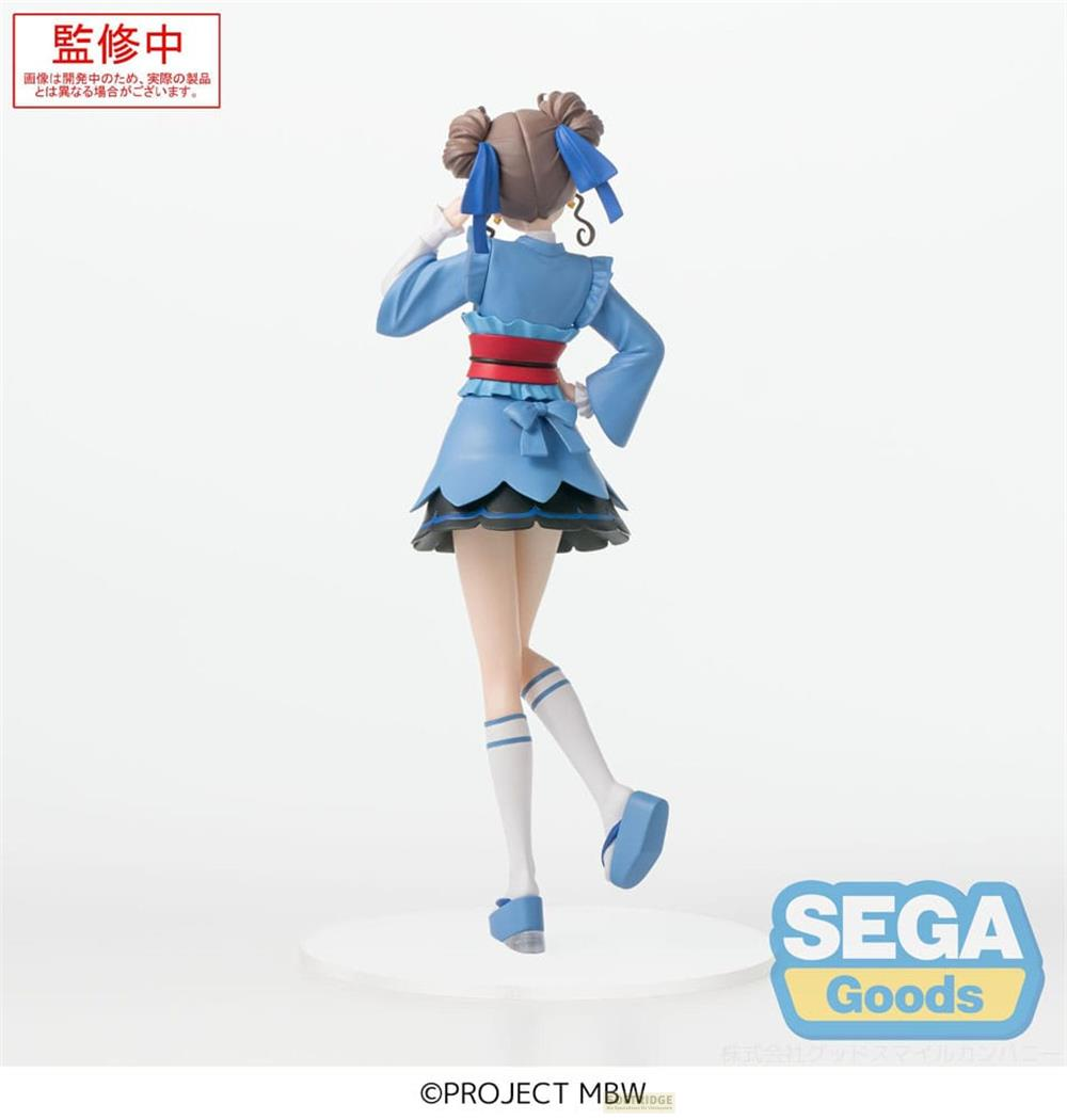 Eine Anime-Figur in einem blauen Kleid mit rotem Gürtel, die auf einer Basis steht.