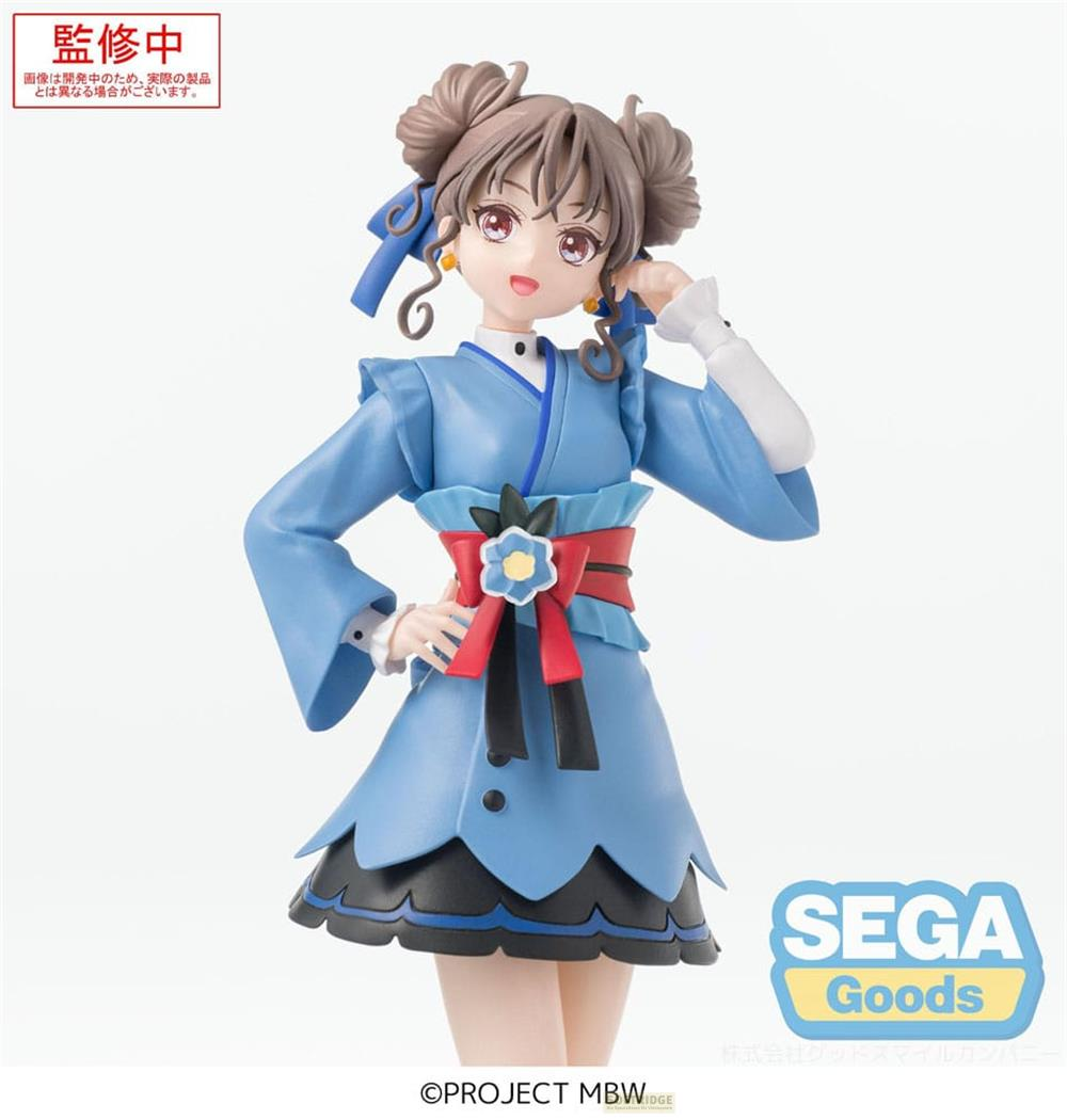 Eine Figur eines Anime-Mädchens in einem blauen Kimono mit rotem Gürtel und blauer Blume.