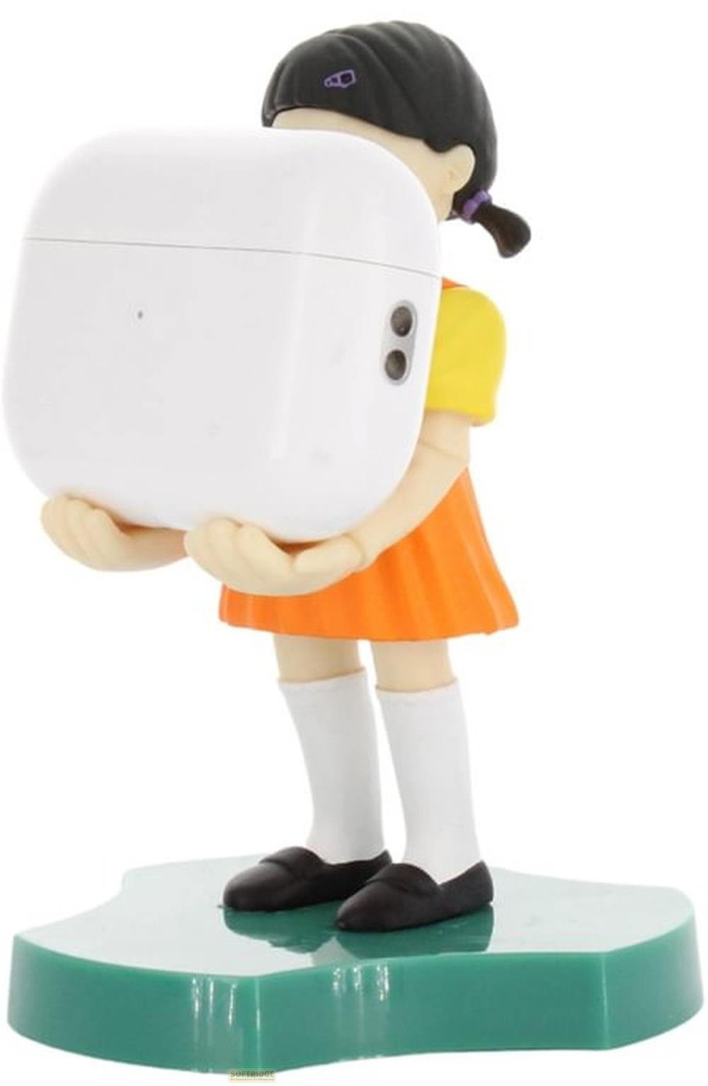 Una figura con funda para AirPods, con top amarillo y falda naranja.