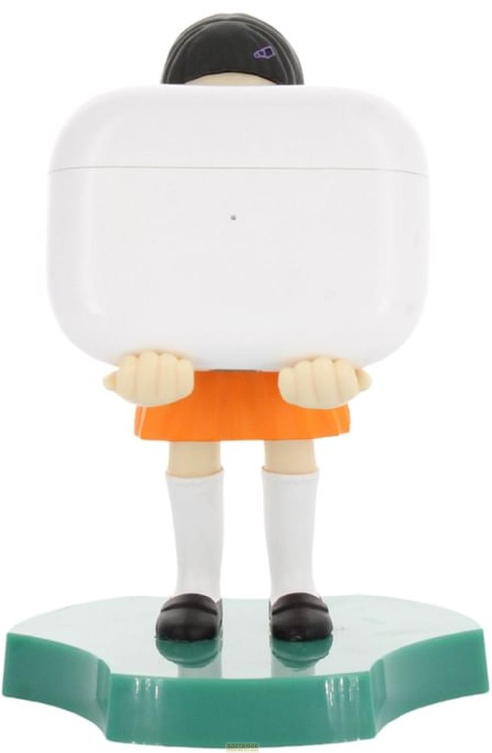 Figura con funda blanca para auriculares, falda naranja y calcetines blancos.