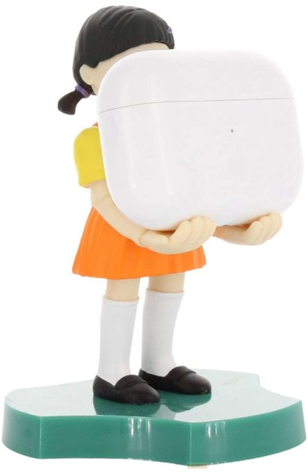 Una figura de niña con falda naranja y top amarillo sosteniendo un estuche blanco.