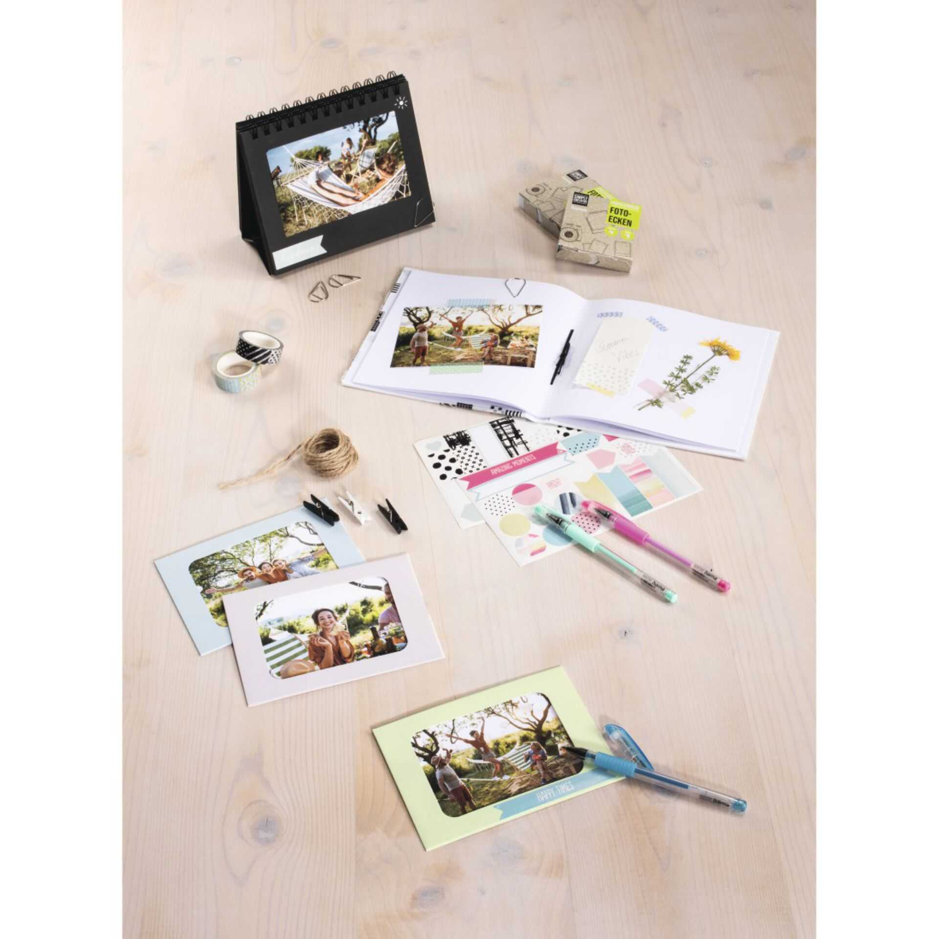 Scrapbooking-Zubehör: Kalender, Fotoalbum, Stifte, Klebeband, Schnur und Klammern.