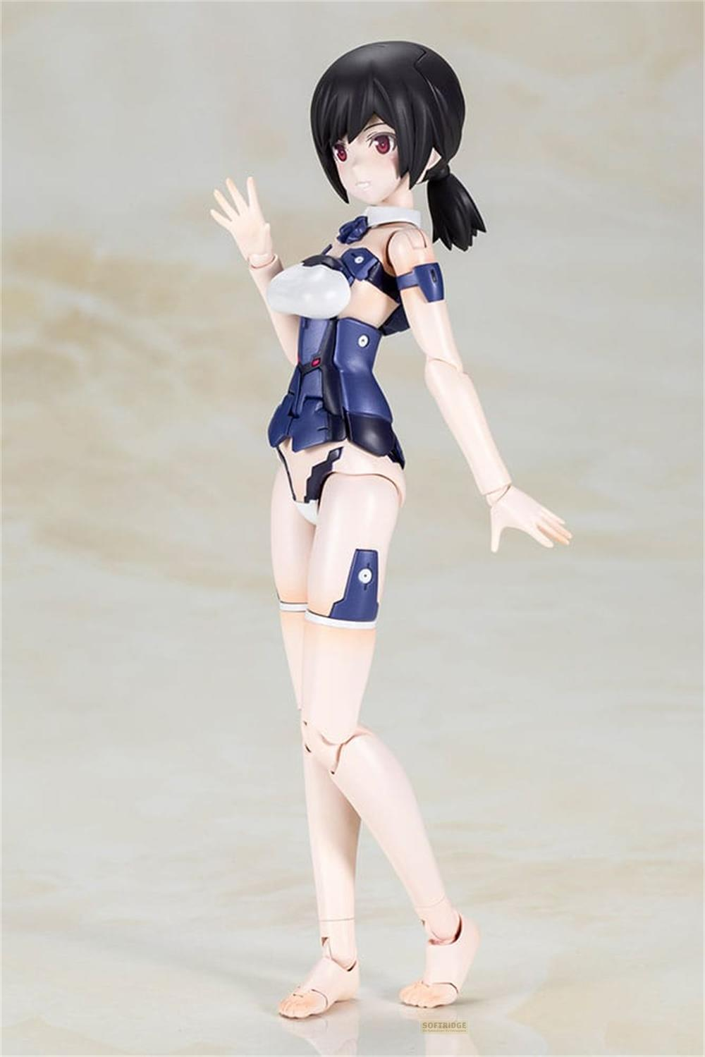 Eine Actionfigur mit dunklem Haar, die ein blaues Outfit mit weißen Akzenten trägt.
