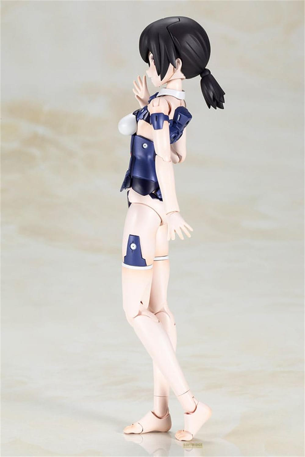 Eine Figur mit dunklem Haar im Pferdeschwanz trägt ein blaues Oberteil und kurze Hosen.