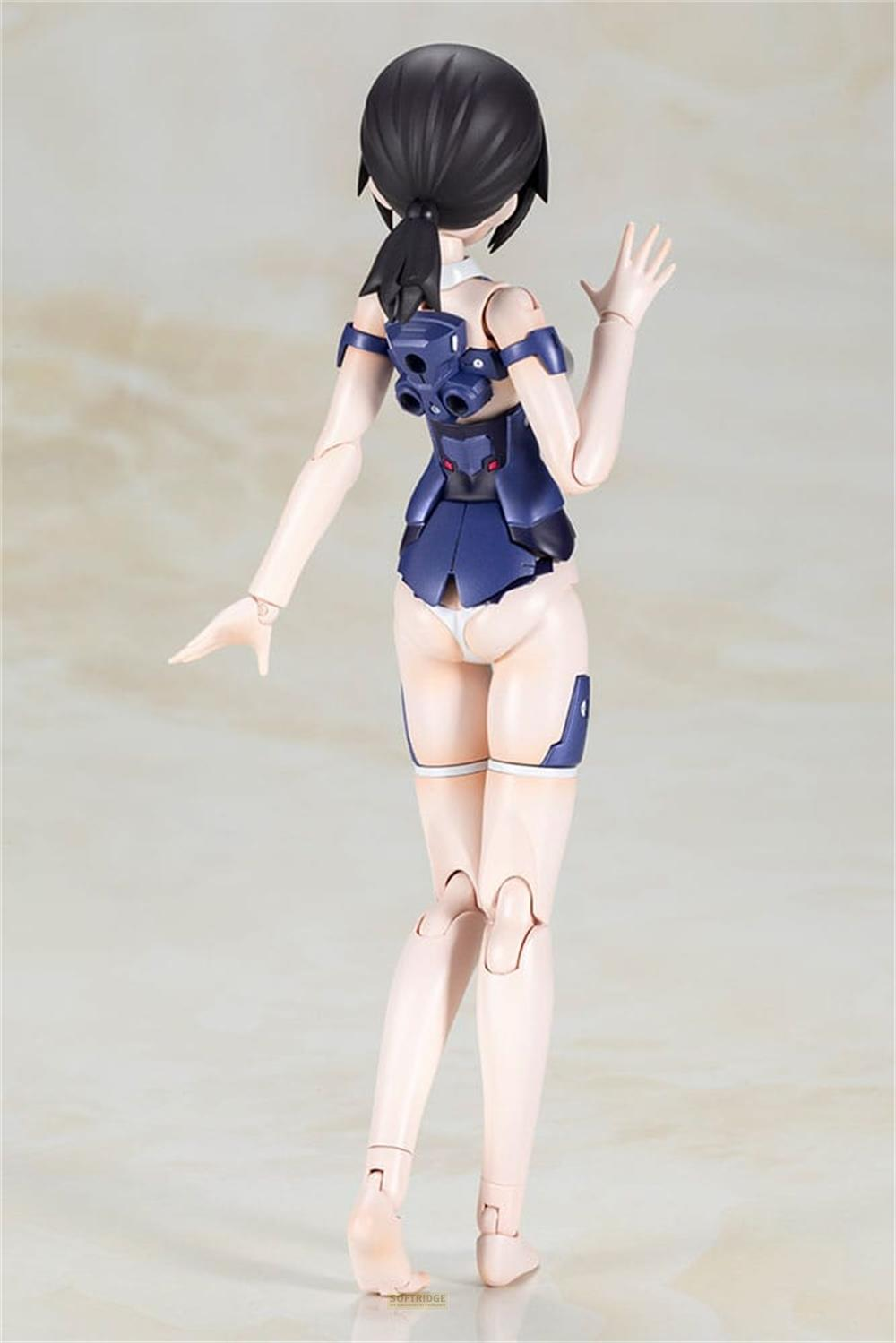 Rückansicht einer weiblichen Figur mit dunklem Haar im Dutt, in dunkelblauer Kleidung.