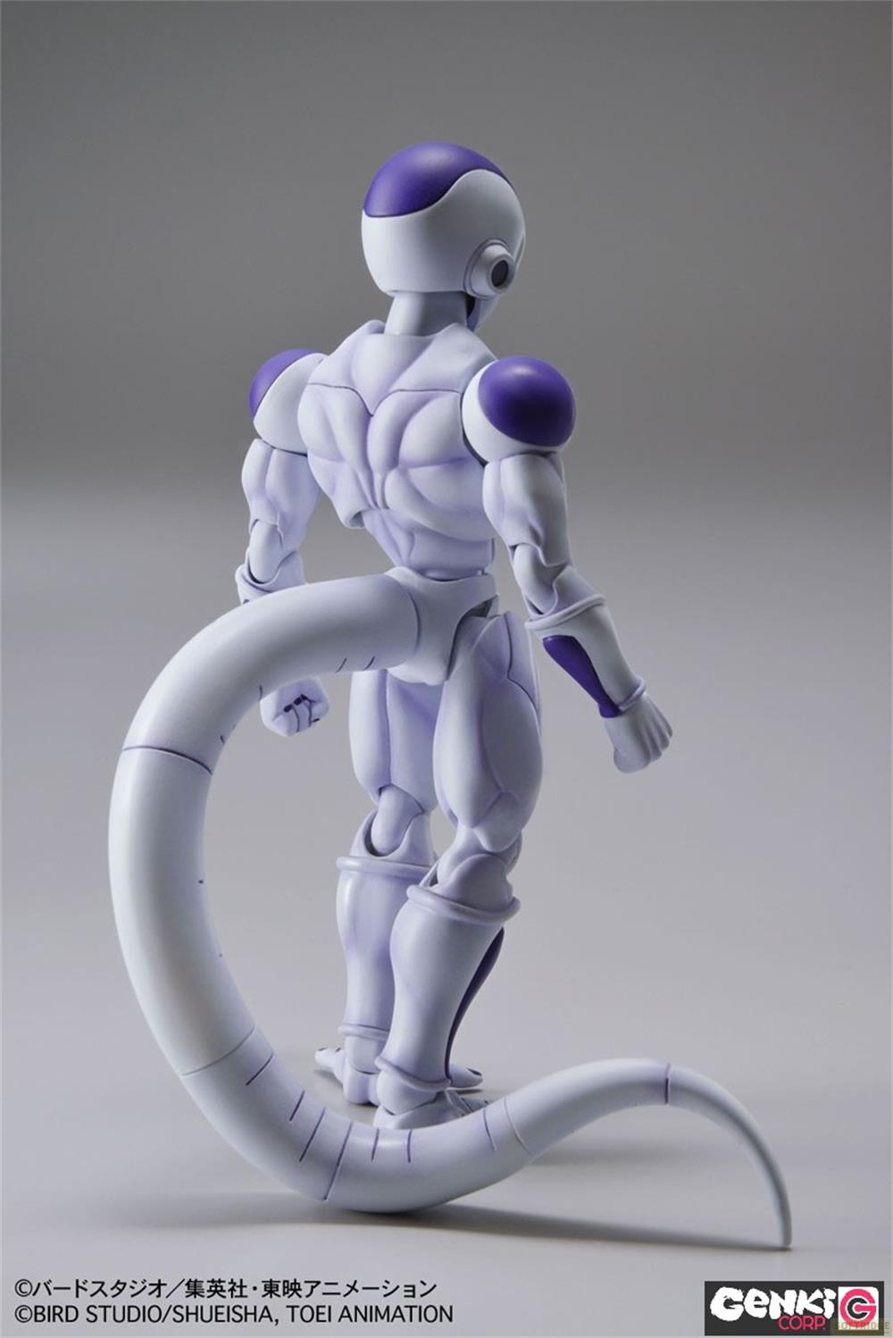 Une figurine blanche aux accents violets et longue queue.