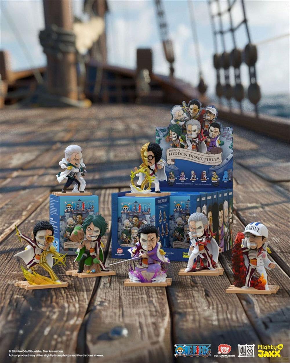 Miniature di personaggi anime su un ponte di legno di nave.