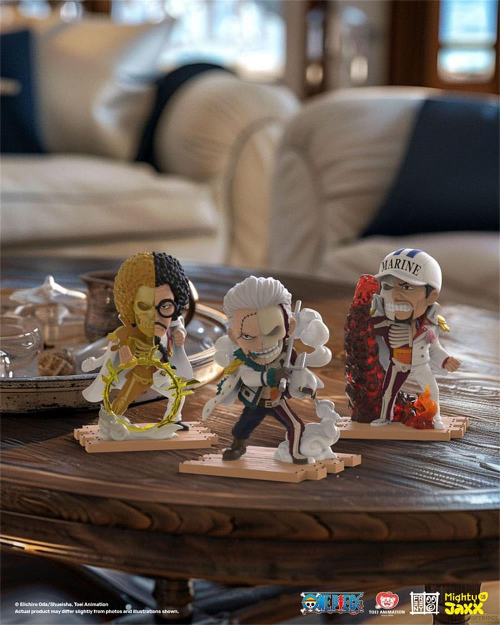 Tre figure anime su un tavolo di legno, due uomini e un mezzo uomo.