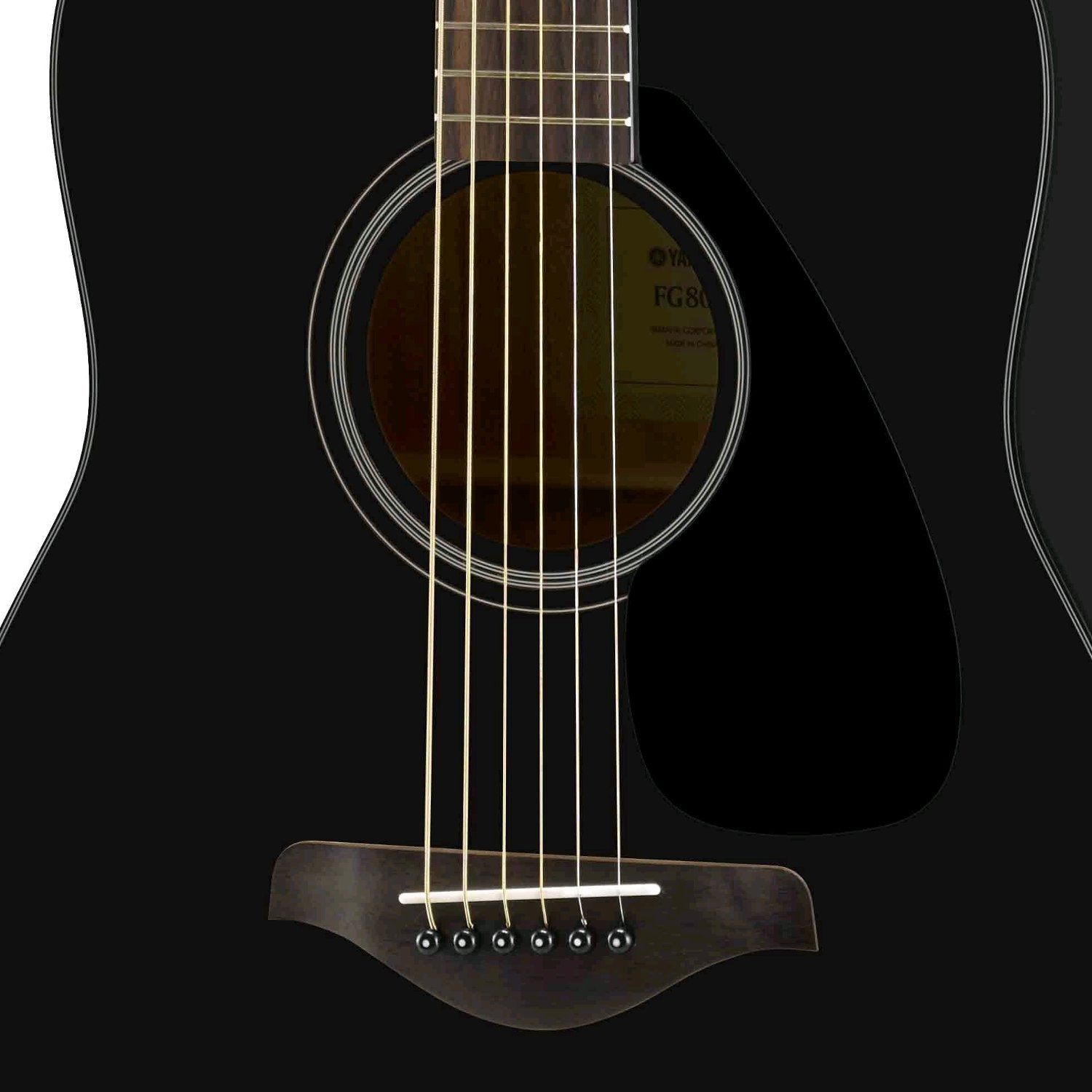 Czarna gitara akustyczna ze strunami, mostkiem i otworem.