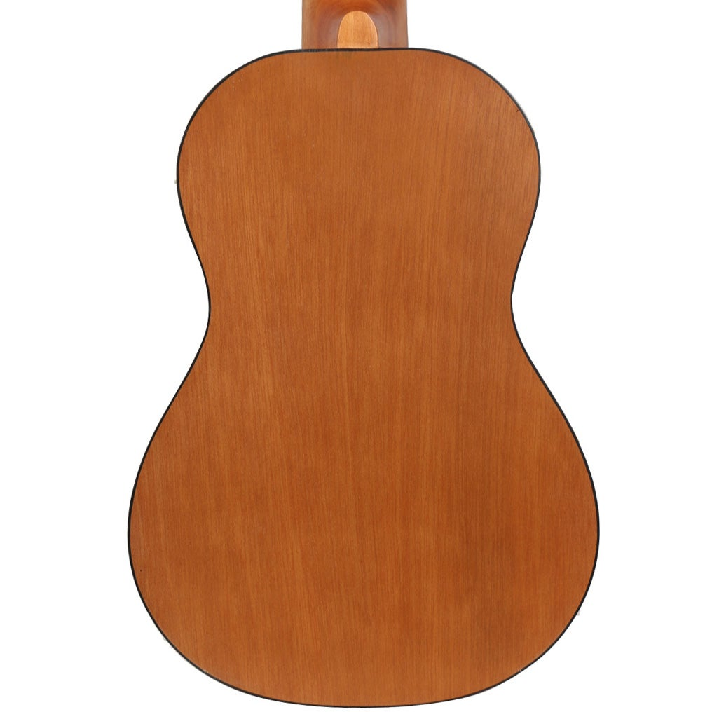 Tył brązowej gitary akustycznej z jasnym połączeniem gryfu na białym tle.