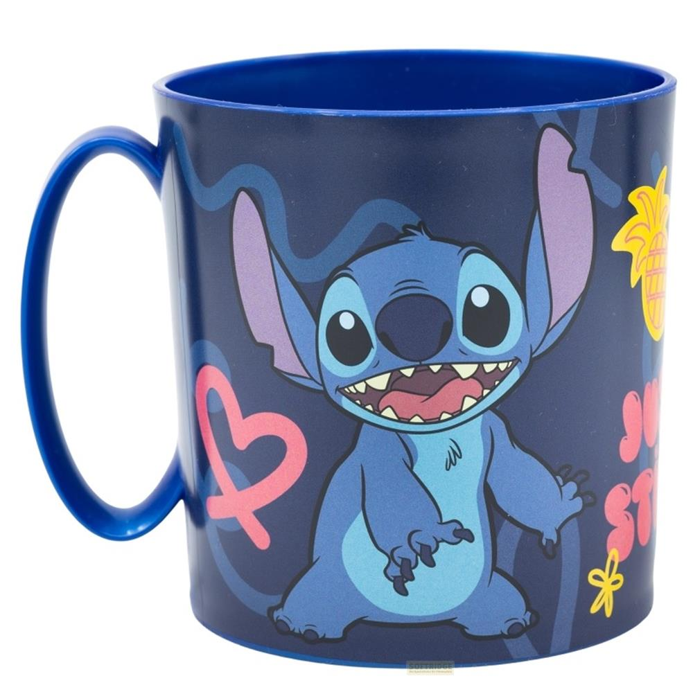 Una taza azul con el personaje Stitch de Lilo & Stitch, sonriendo. Incluye corazones y una piña.