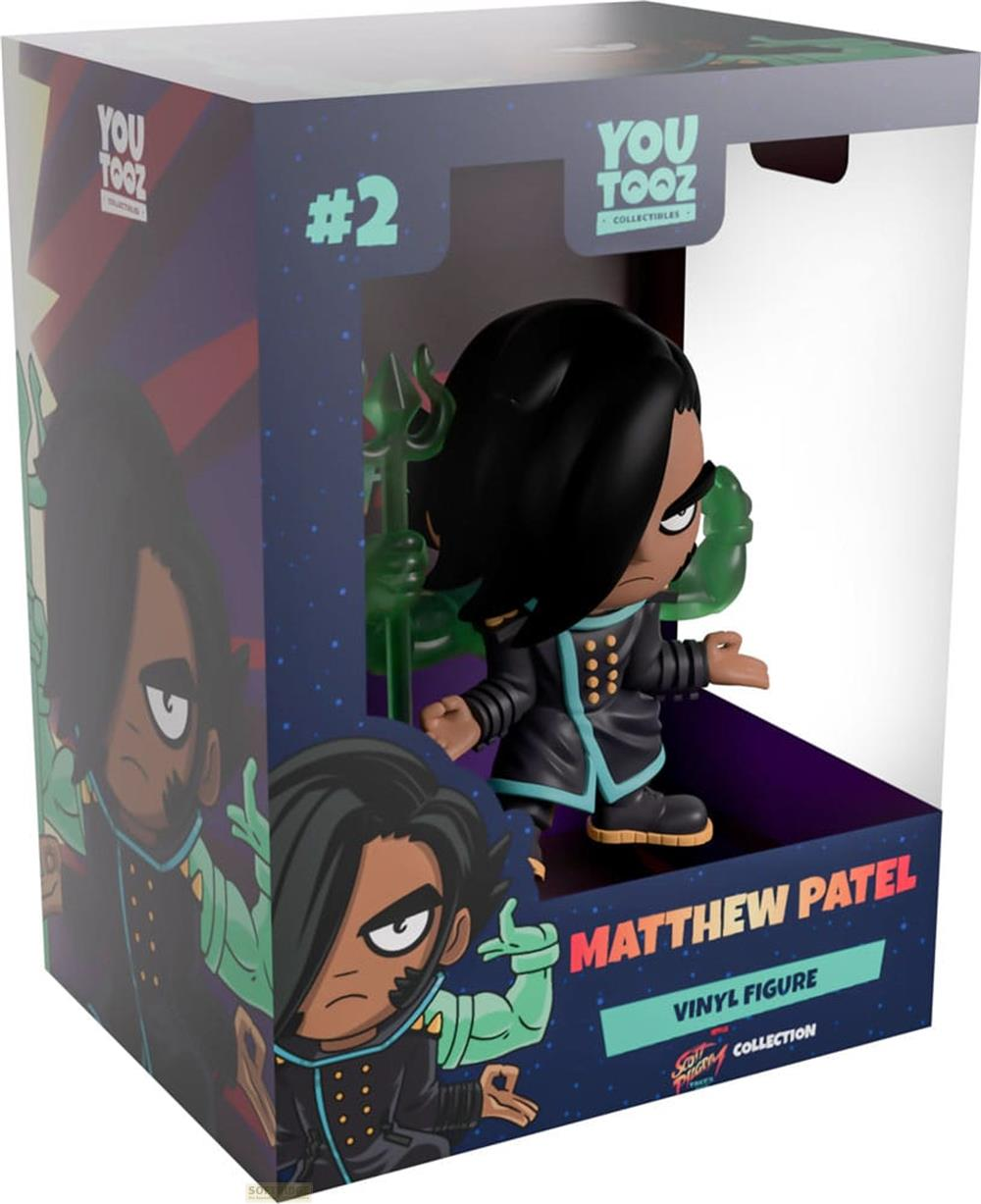 Matthew Patel Vinyl Figur in Box. Dunkle Kleidung, grüne Akzente, Dreizack.