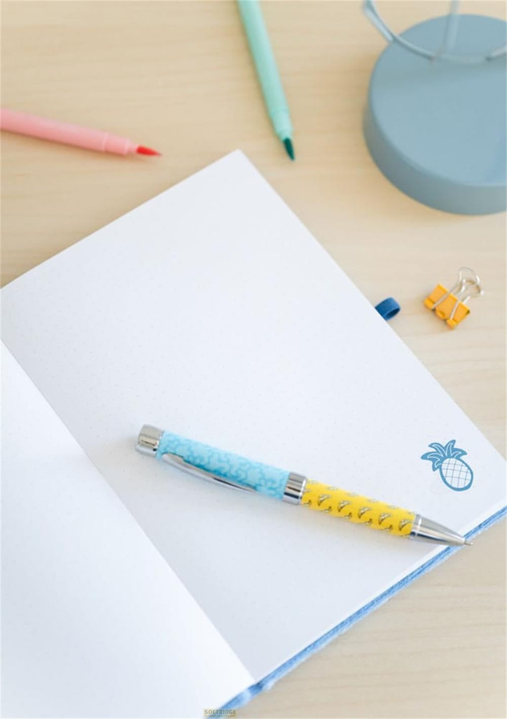 Un cuaderno con bolígrafo, marcadores y clips en un escritorio de madera.
