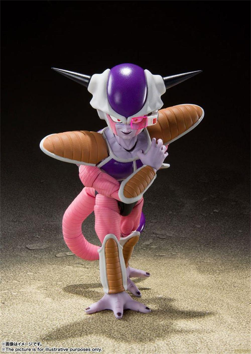 Figura morada con cuernos blancos y hombreras marrones sobre superficie arenosa.