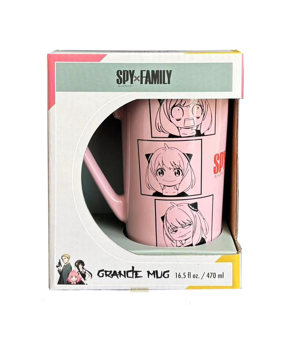 Una taza rosa con personajes de Spy x Family y el texto GRANDE MUG.