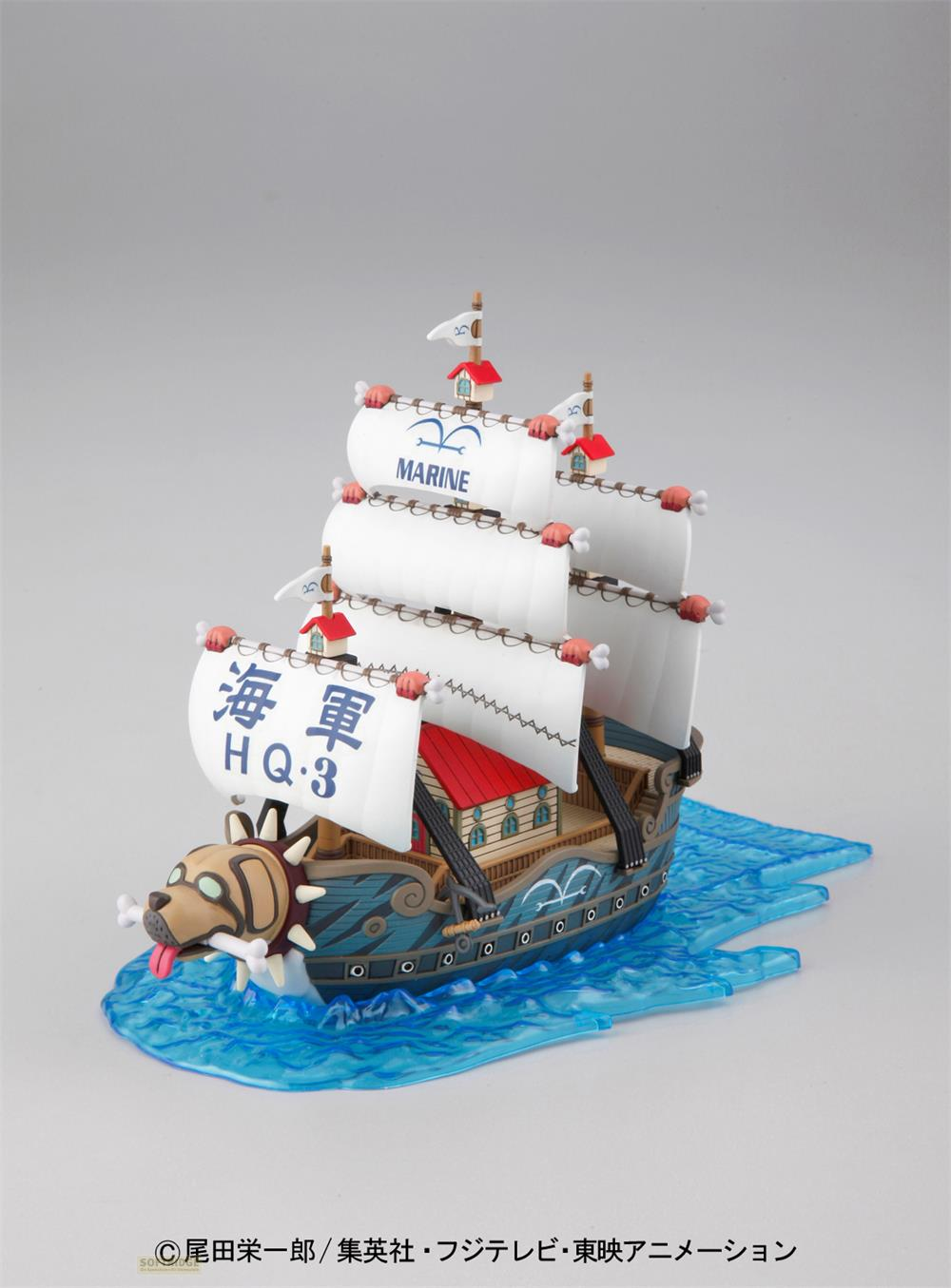 Ein Marine-Schiff mit Hundekopf-Bug und weißen Segeln mit Schriftzug.