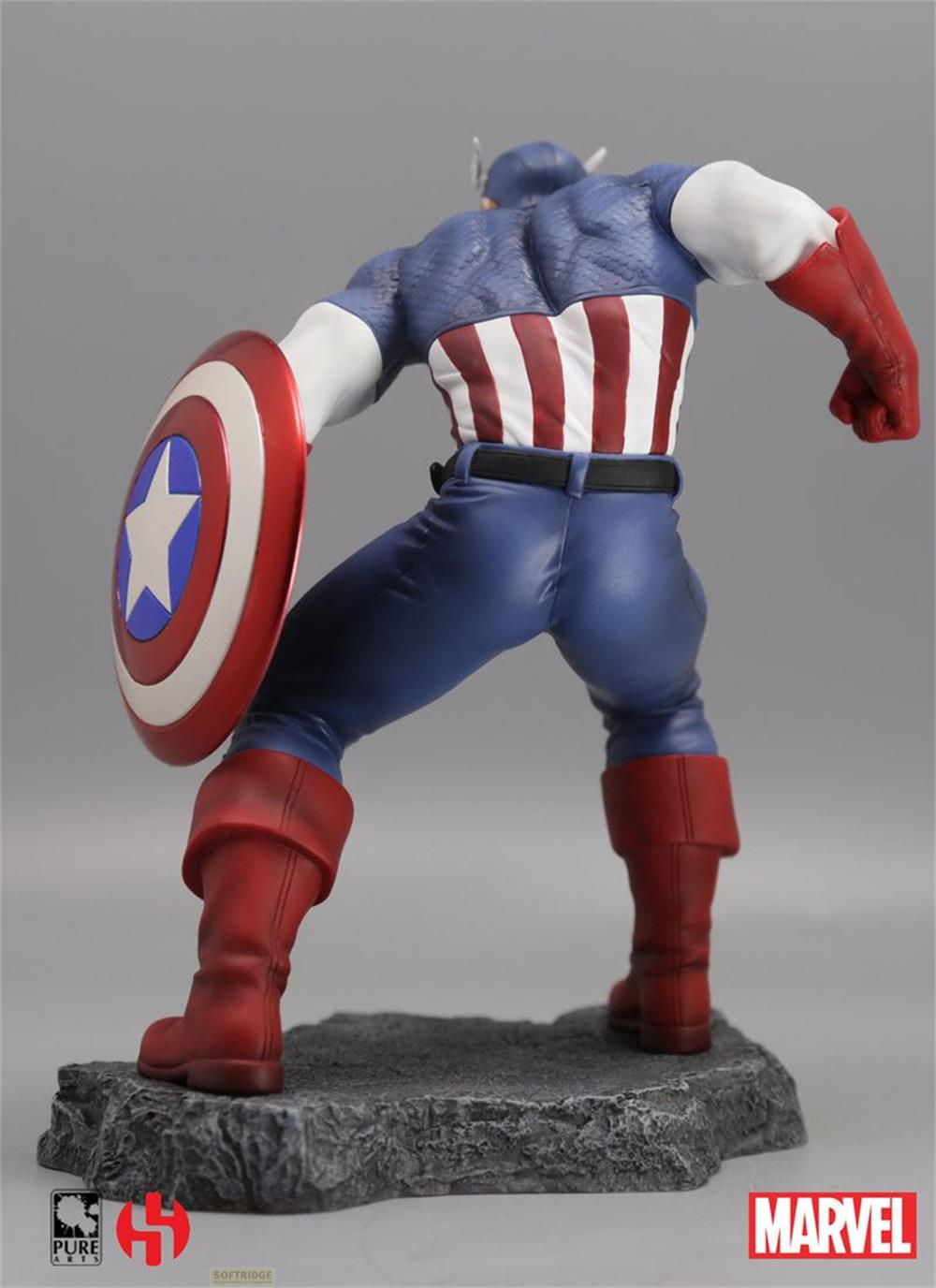 Captain America Figur von hinten, hält seinen Schild.