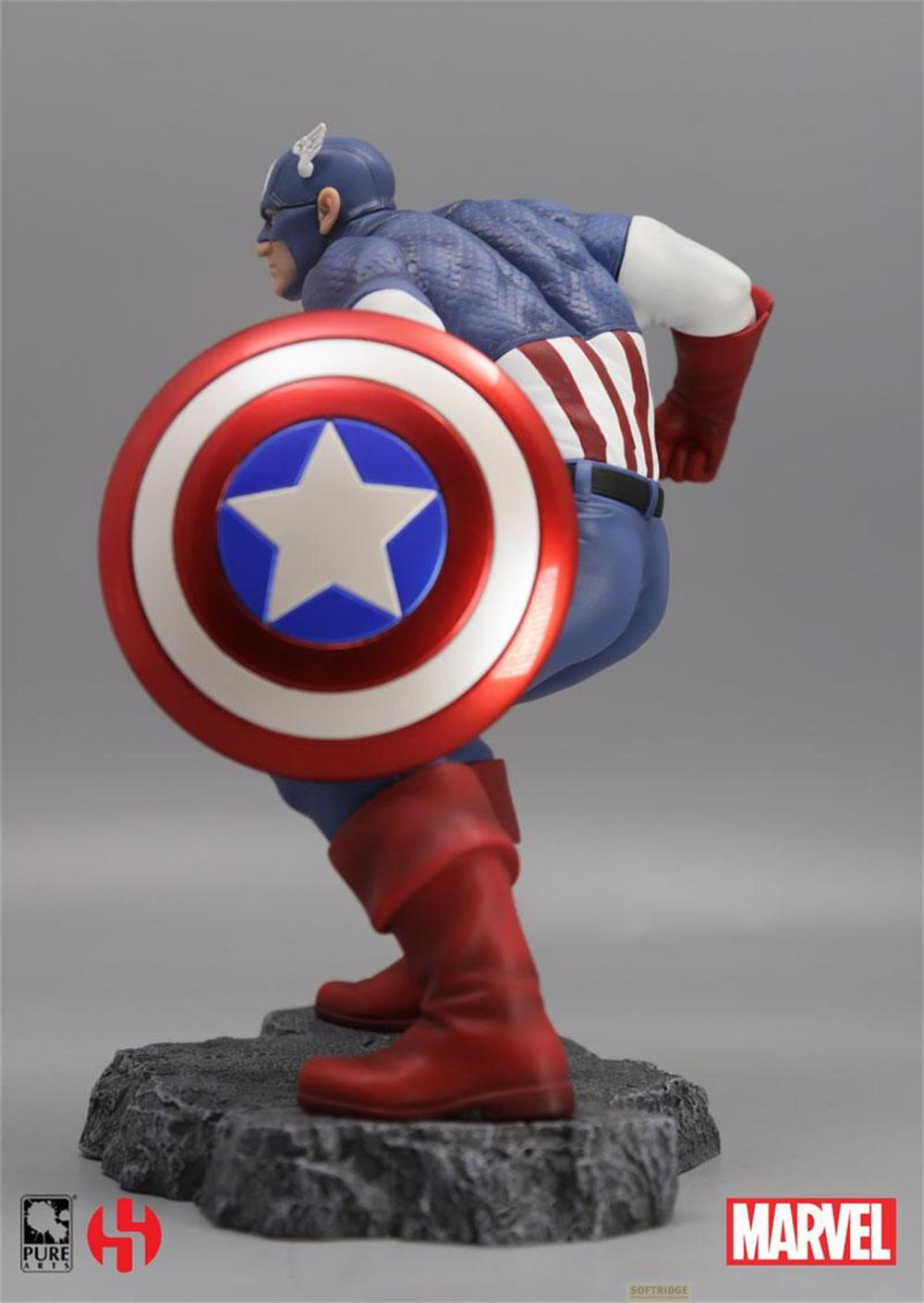 Captain America Figur mit Schild und rotem Stiefel auf Felsen.