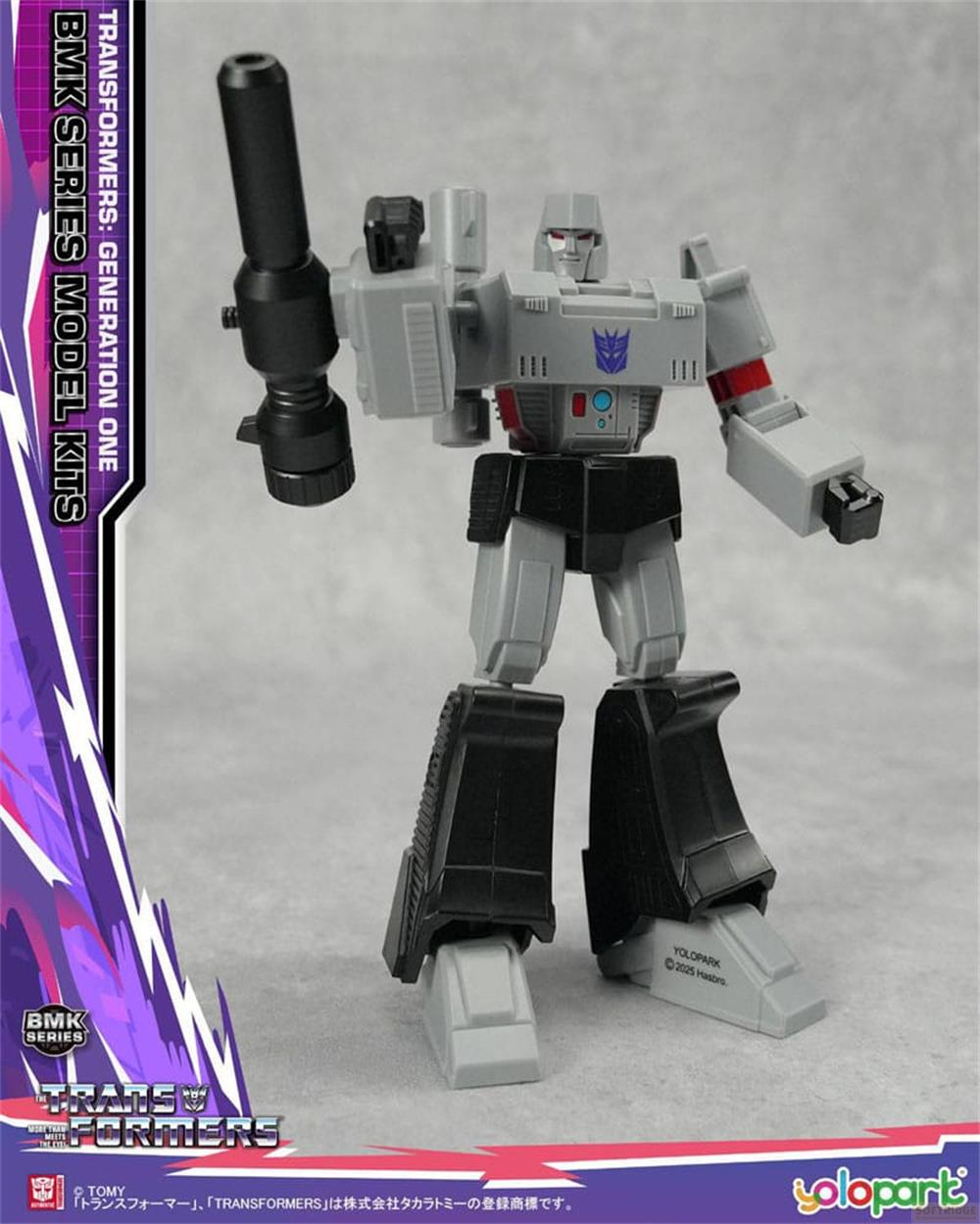 Figurine grise et noire de Mégatron tenant une arme, faisant partie d'une série de kits.