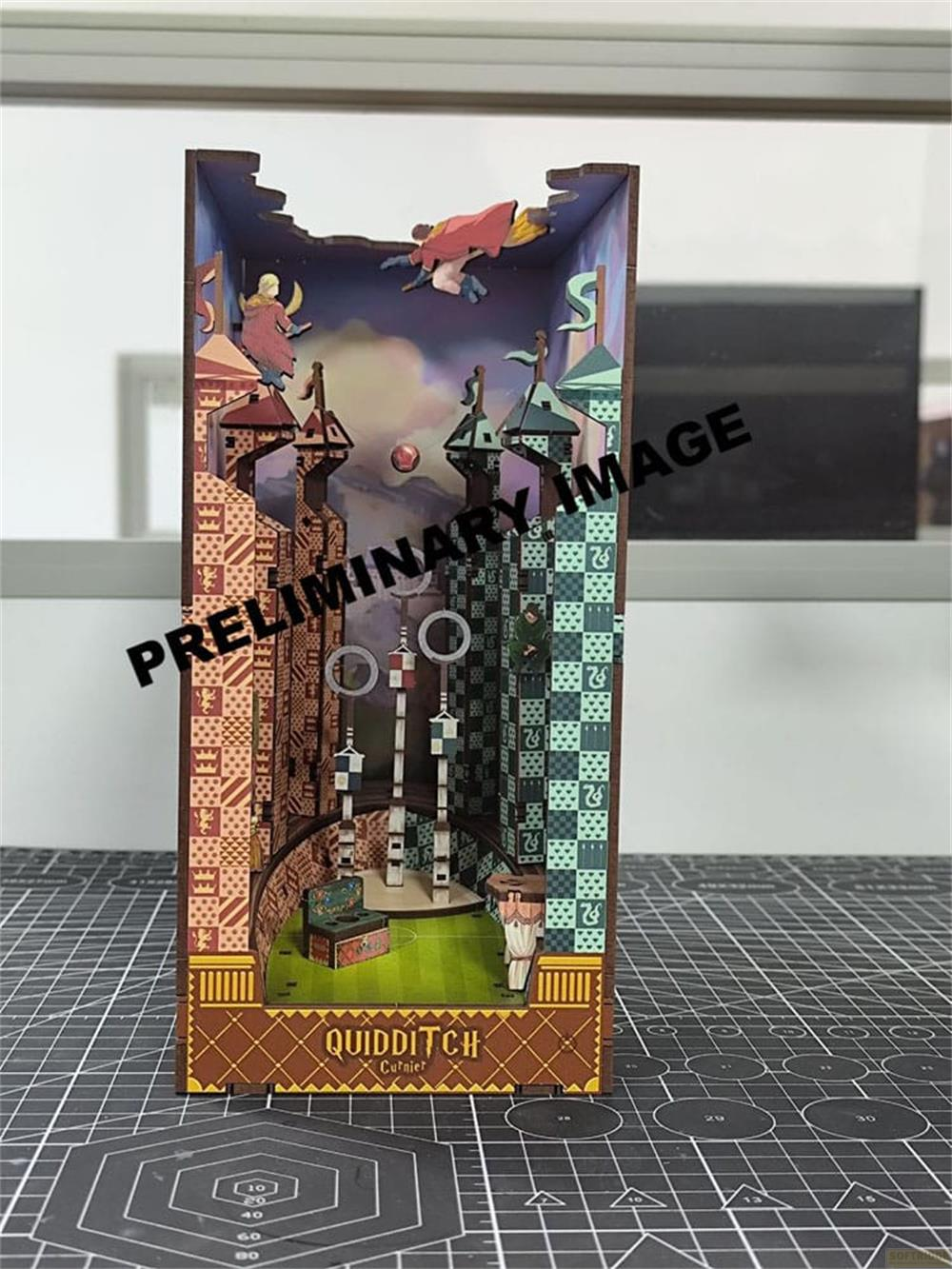 Modello di Quidditch con figure volanti, torri e anelli su campo verde.