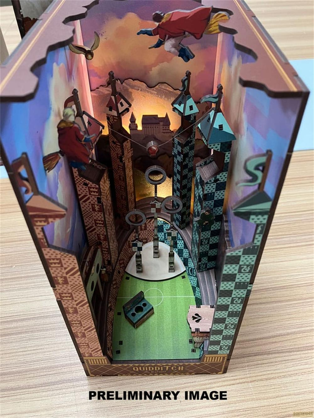 Scena di Quidditch con figure volanti, torri e un campo da gioco.