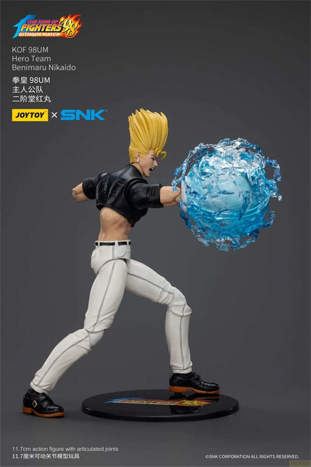 Una figura dai capelli biondi che tiene una sfera di energia blu.