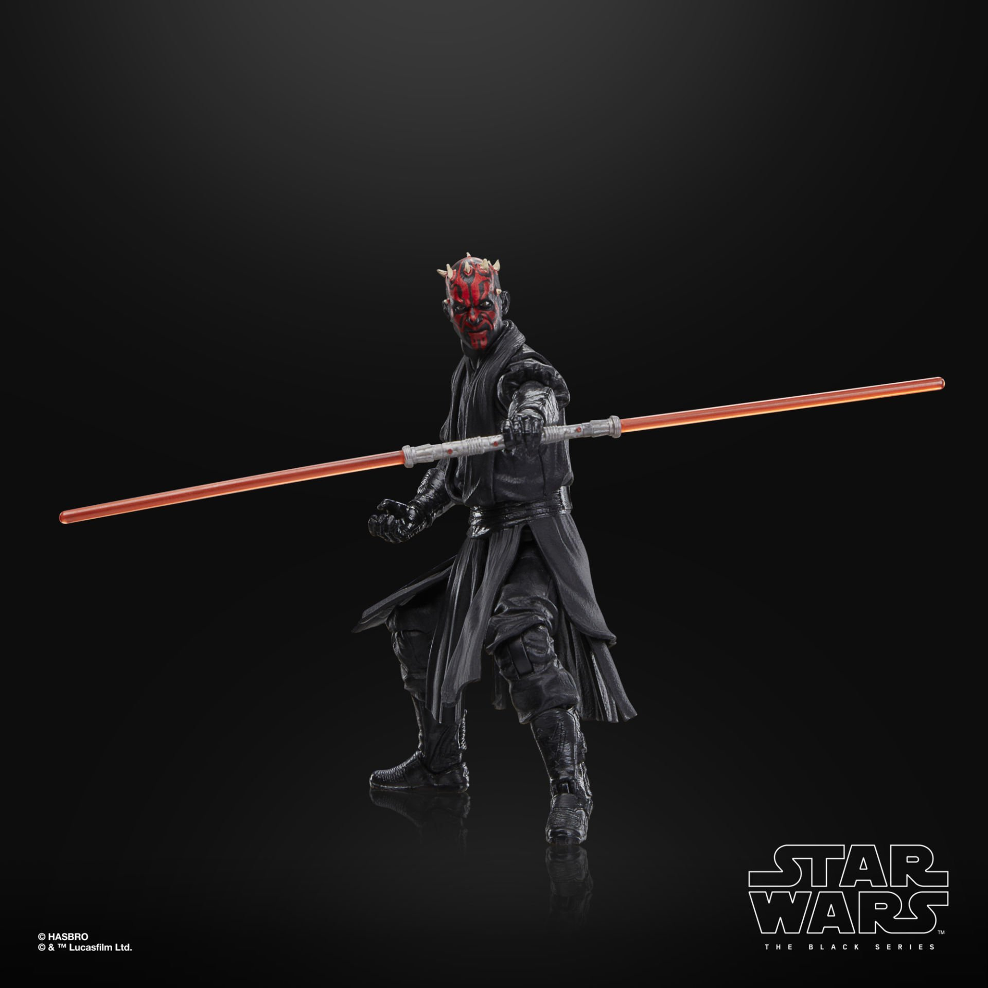 Koyu kırmızı ışın kılıçlı Darth Maul figürü siyah arka planda.
