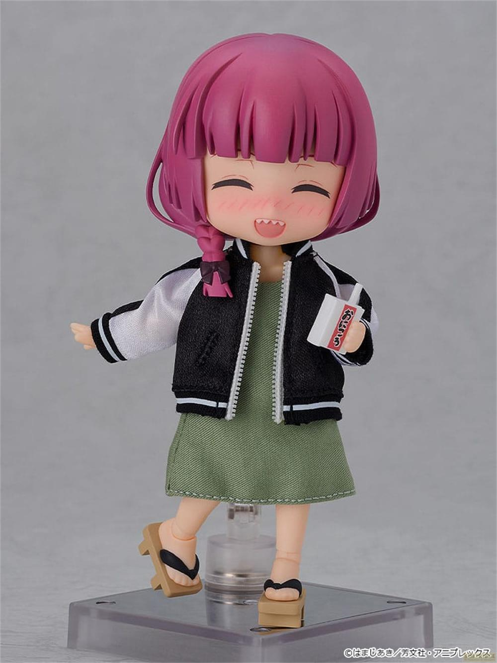 Figura carina con capelli rosa, giacca bomber, vestito verde e sandali di legno.