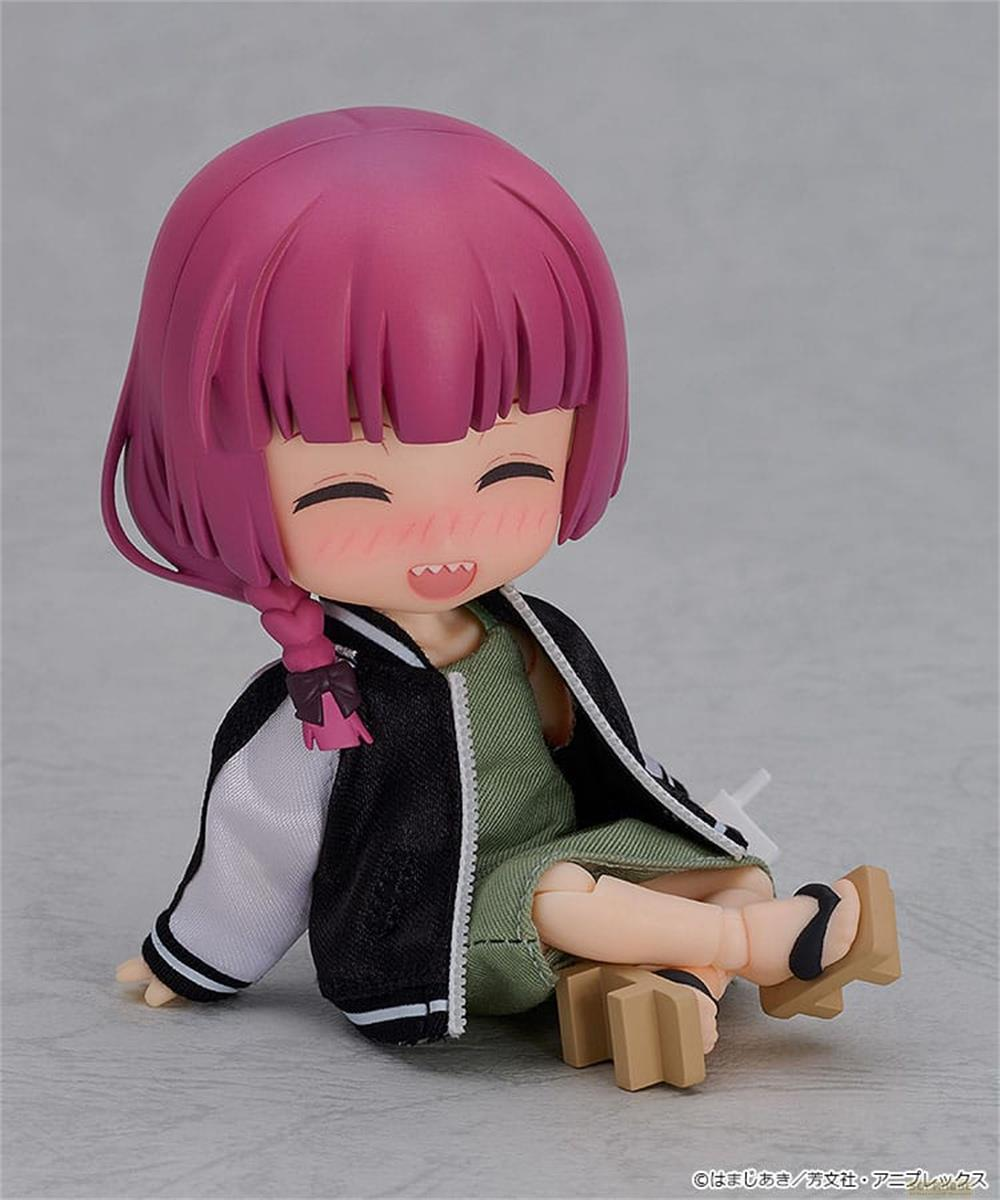 Una figura anime con capelli rosa, indossa una giacca bomber e un vestito verde.