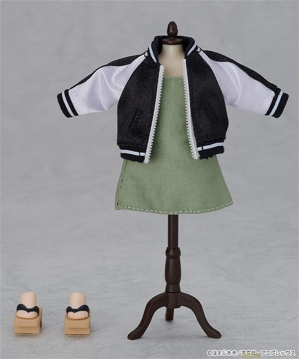 Vestito verde con bomber su manichino, due scarpine accanto.