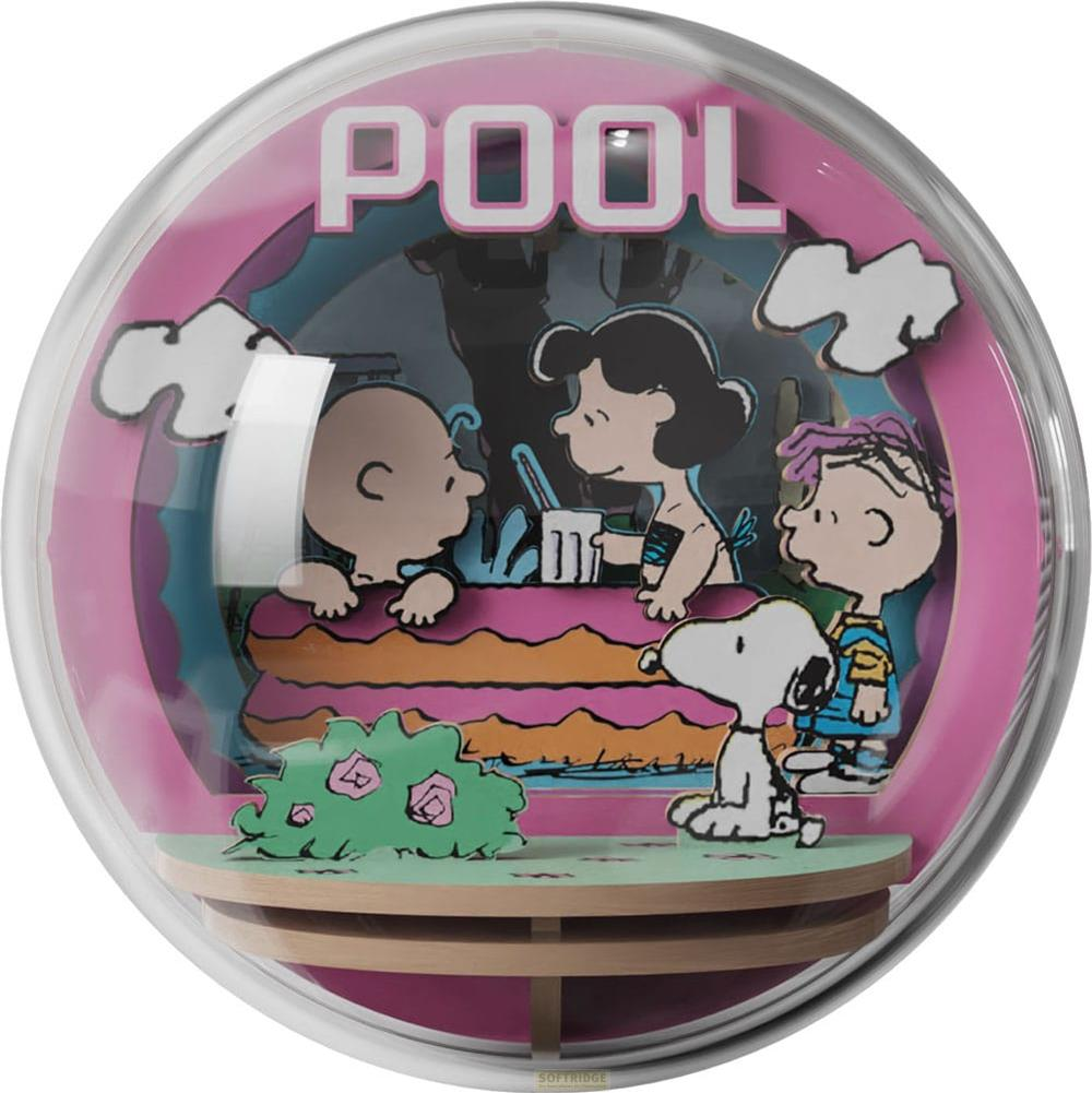 Personnages Peanuts dans un diorama de piscine : Charlie Brown, Lucy, Linus et Snoopy.