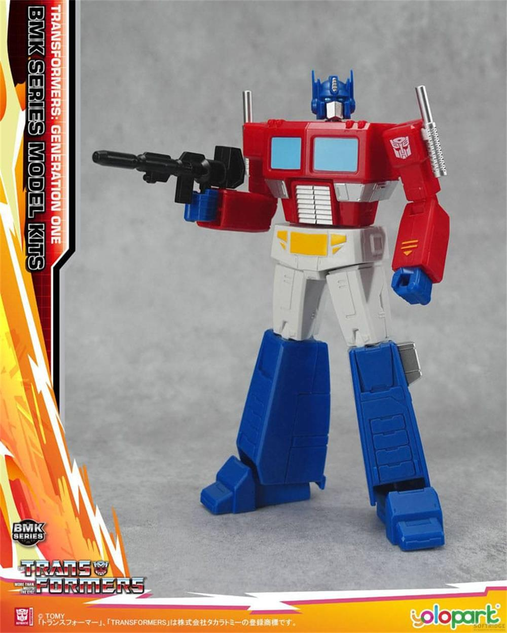 Un jouet Transformers Optimus Prime rouge, blanc et bleu tenant un fusil.