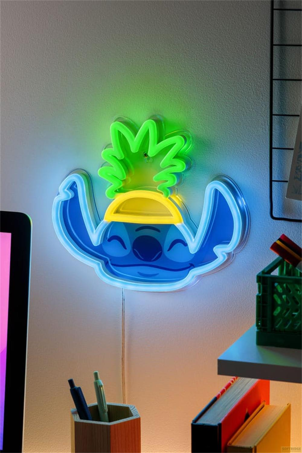 Neon Stitch z kapeluszem z ananasa oświetla ścianę.