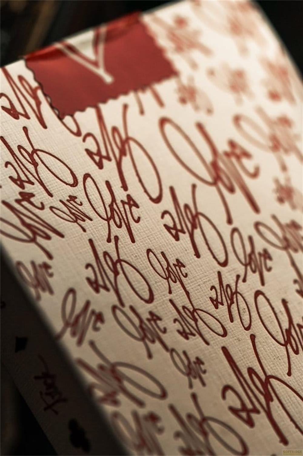 Primo piano di una superficie bianca con motivo rosso di testo scritto "Amore".